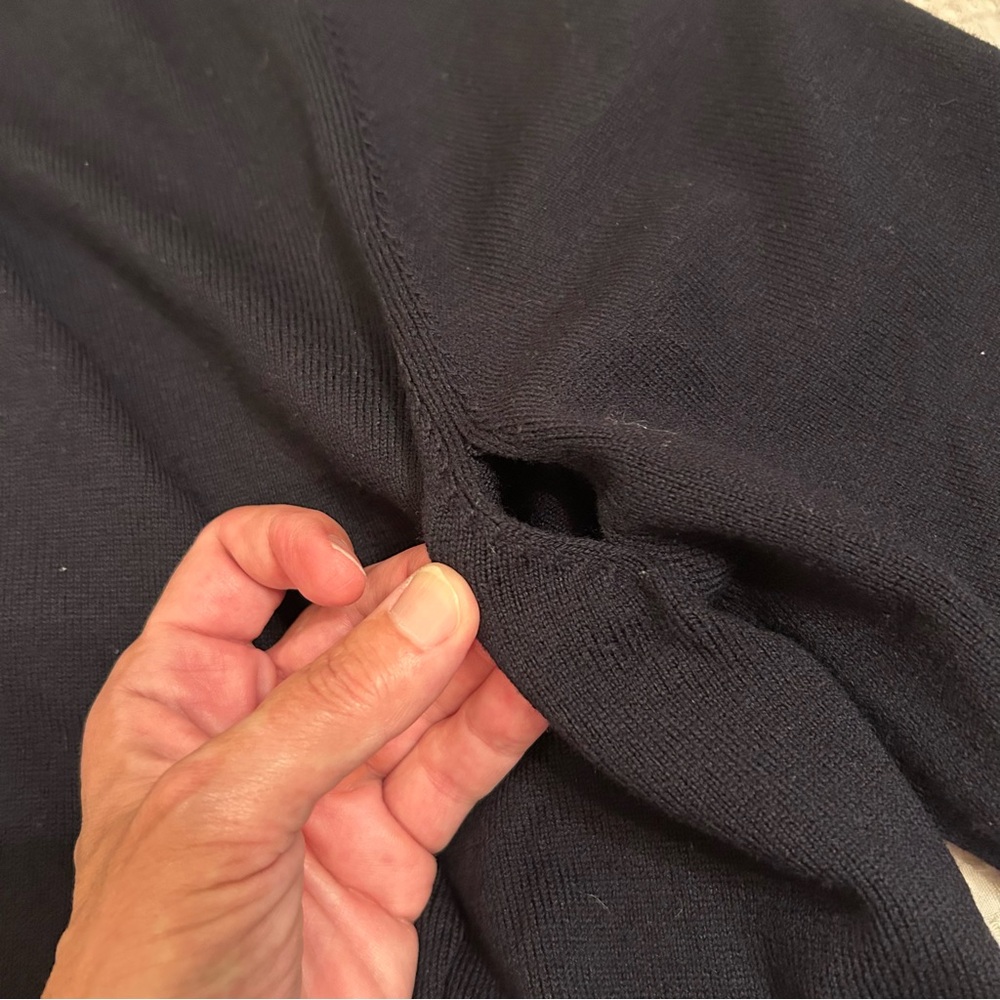 Brooks Brothers Dark Navy Blue V-Neck Sweater 83% Merino Wool Sz L FLAW - Picture 6 of 6